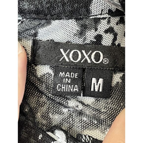 XOXO Shirt Womens Medium Black White Sleeveless Ruffle Mock Neck Snakeskin Print - Picture 6 of 10
